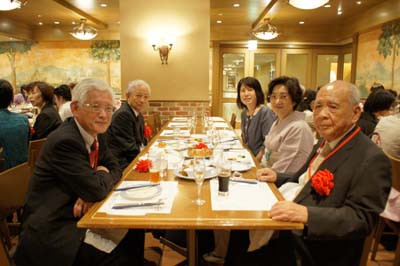 （左から）野澤秀樹理事長、八木淑夫事務局長 （右から）釜瀬九州男先生、井上万千子会長